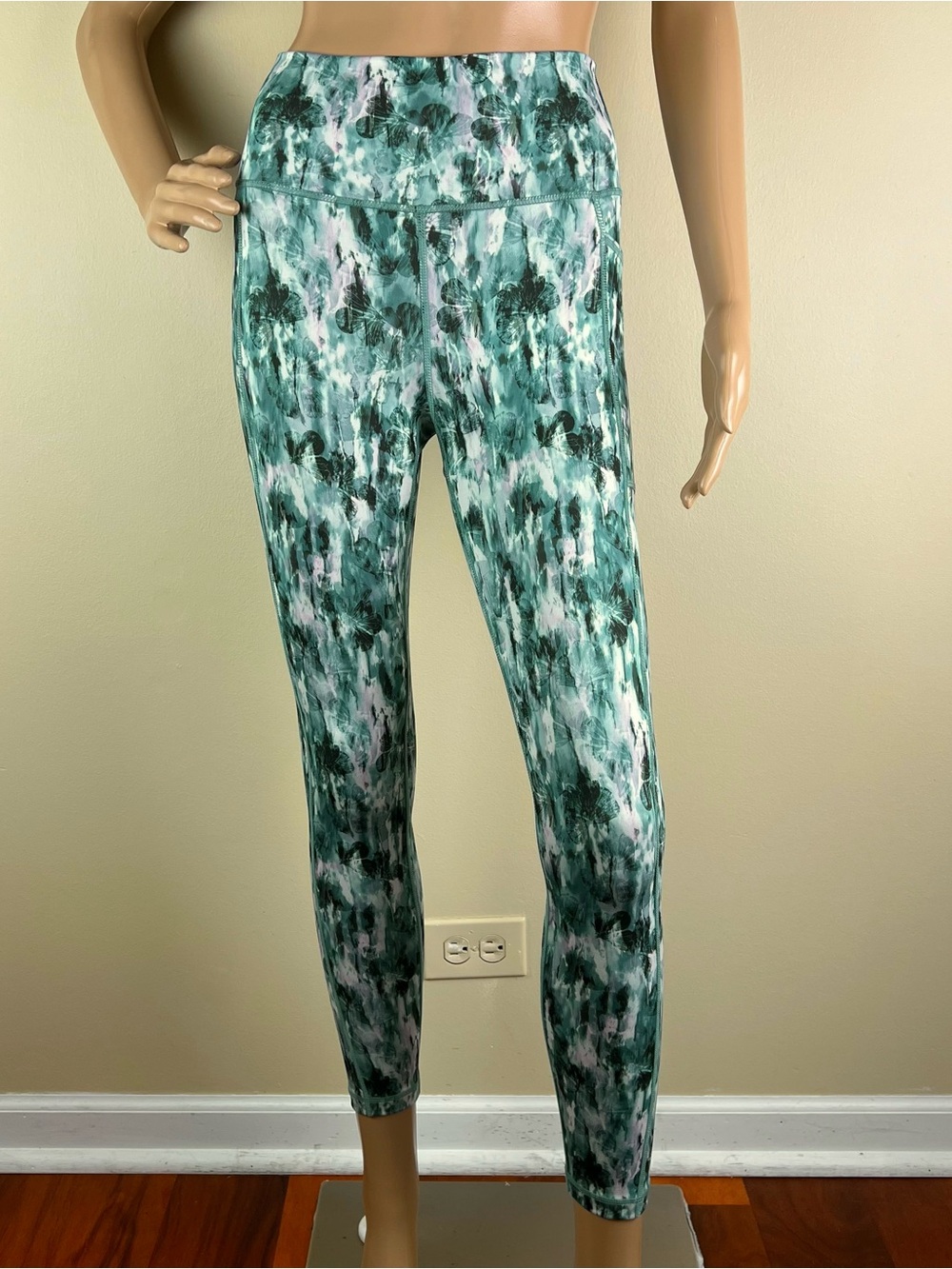 NEW SWEATY BETTY GREEN BUTTERFLY TIE-DYE PRINTED LEGGINGS - Picture 2 of 5